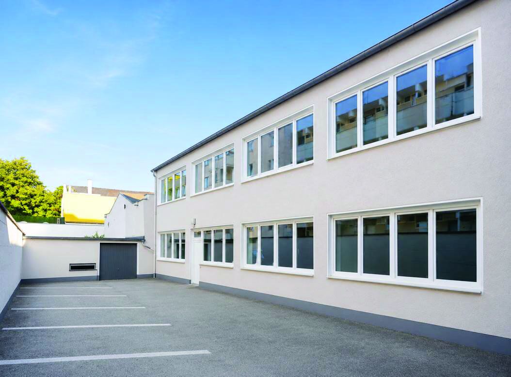 Innenhof mit Blick auf die Bürofenster im 1. Obergeschoss