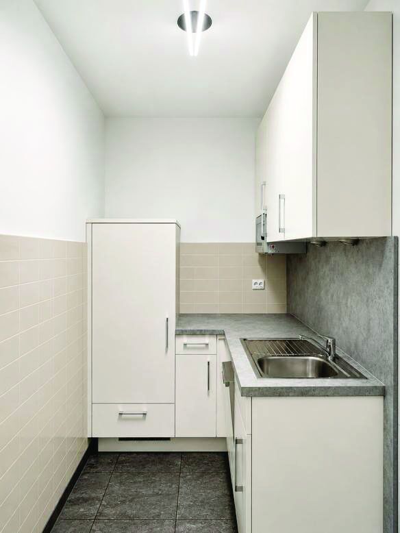 Moderne Einbauküche mit Spülmaschine und Kühlschrank